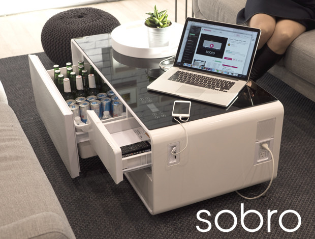 Moderner intelligenter Couch tisch mit eingebautem Kühlschrank