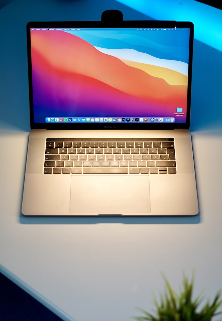 MacBook Pro wird von einer Lampe beleuchtet