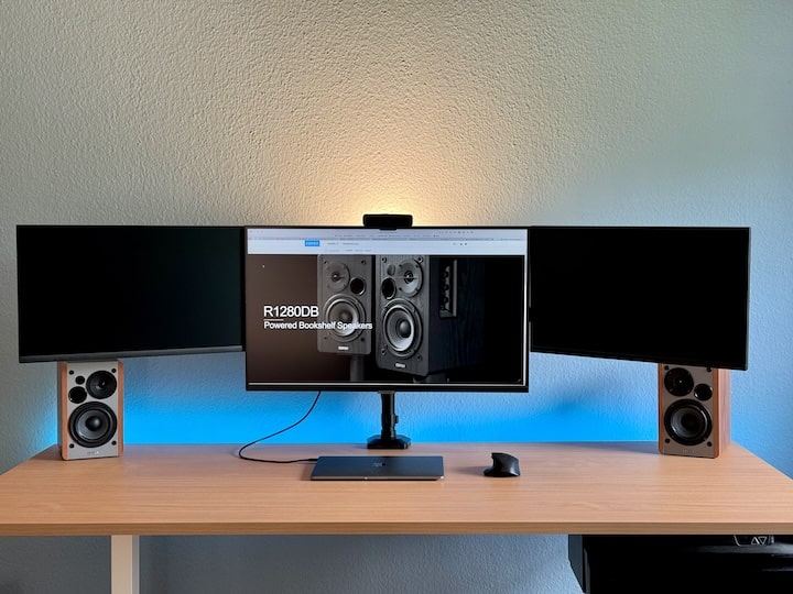 Edifier R1280DB auf einem Schreibtisch mit PC Monitoren