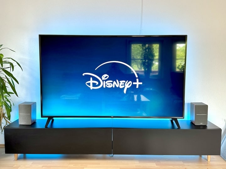 Fernseher mit Disney Plus und Lautsprechern