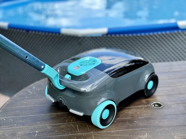 Haken an der Rueckseite eines Pool Reinigungsroboters