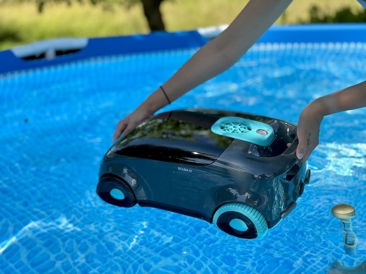 Hand laesst Roboter ins Wasser