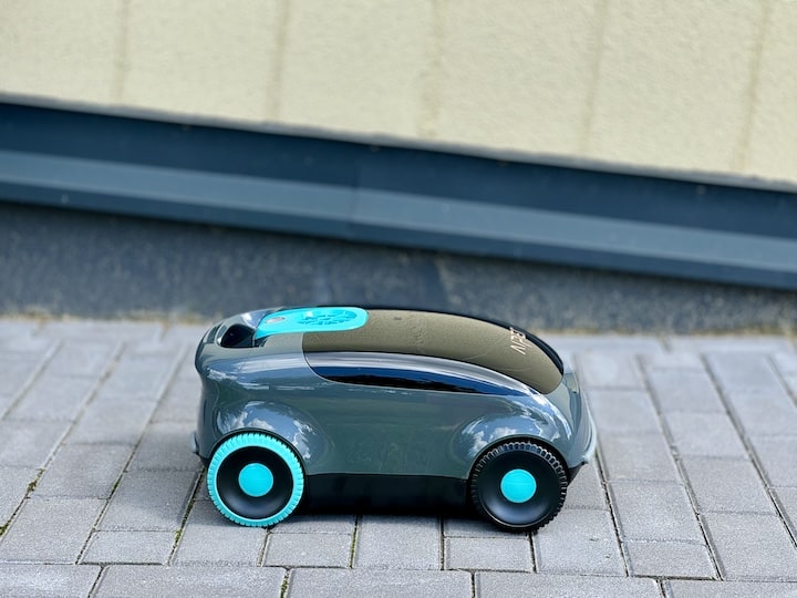 Poolroboter steht auf einem Pflaster Weg