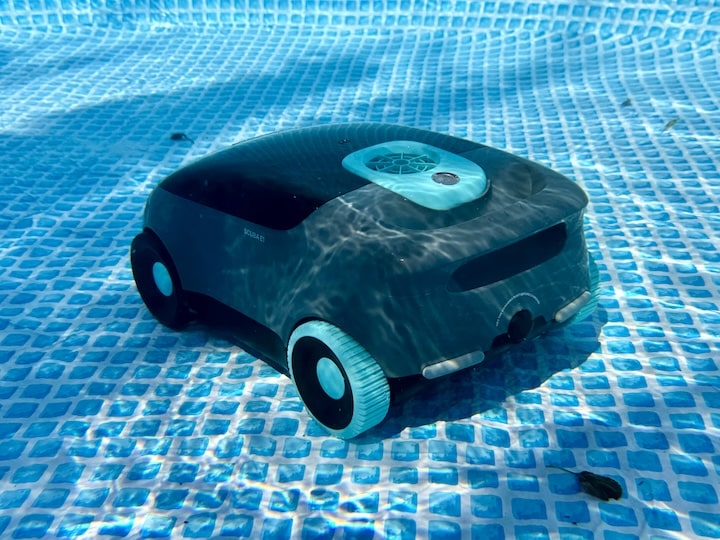 Rueckseite eines Roboters unter Wasser