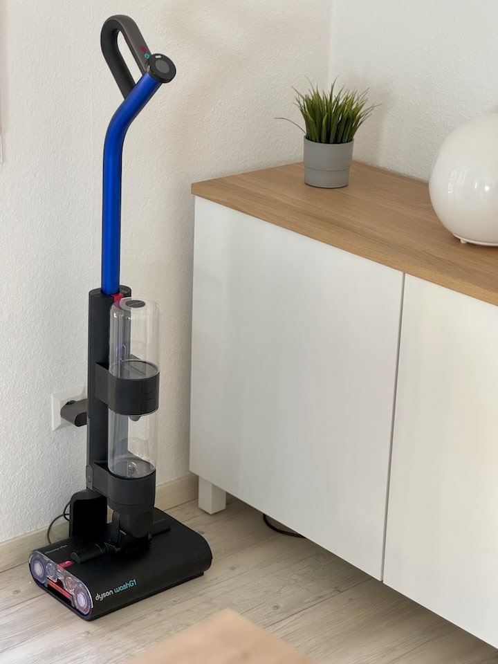 Dyson WashG1 auf seiner Ladestation mit Selbstreinigung