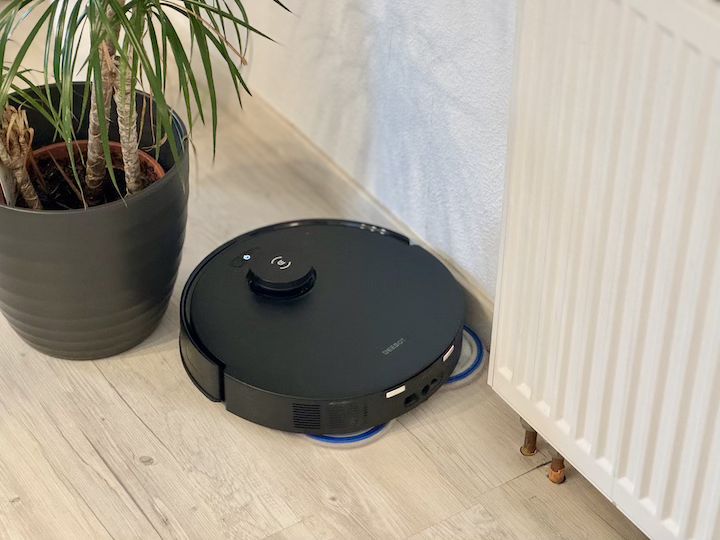 ECOVACS DEEBOT T30S PRO reinigt Kanten an einer Heizung