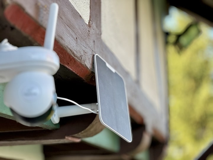 Solarpanel und ausgeklappte Funkantenne