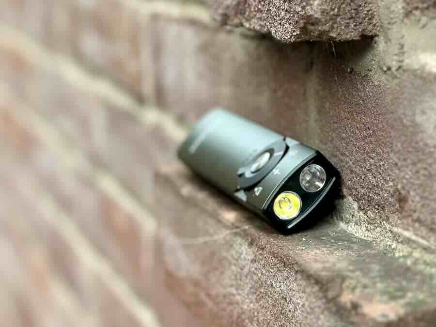 olight arkfeld pro auf backsteinwand