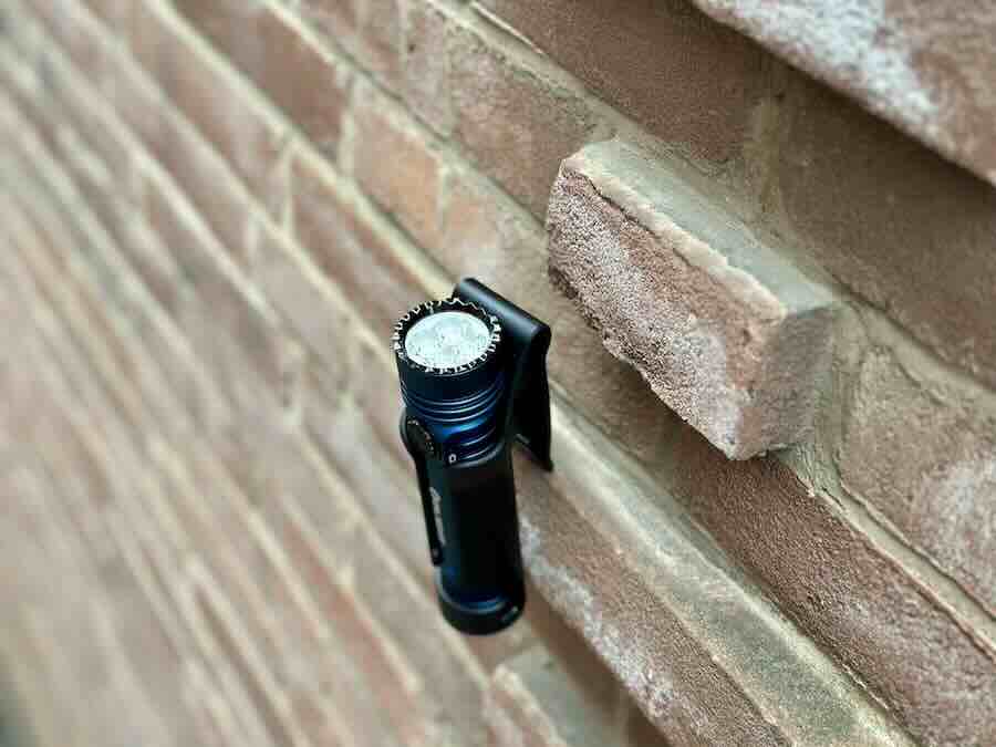 olight seeker 4 pro haengt an wand