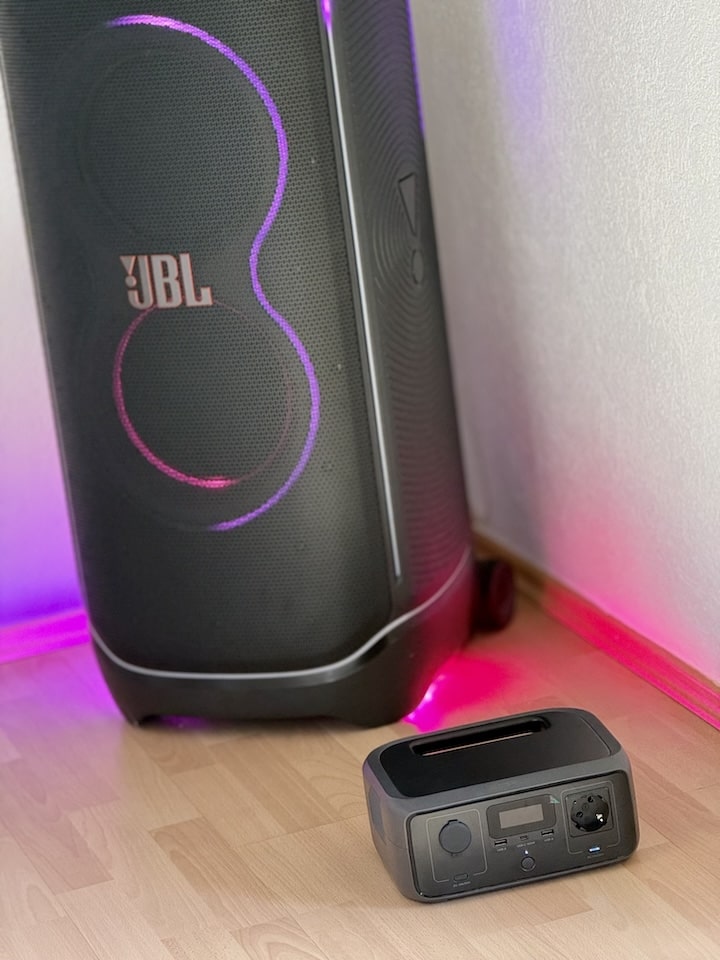 Ecoflow River 3 neben einer JBL Box