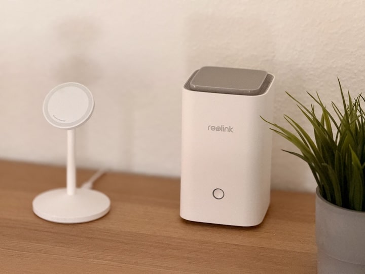 Reolink Home Hub neben einer MagSafe Ladestation